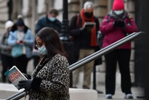 Getty Images People queueing for vaccination i n London