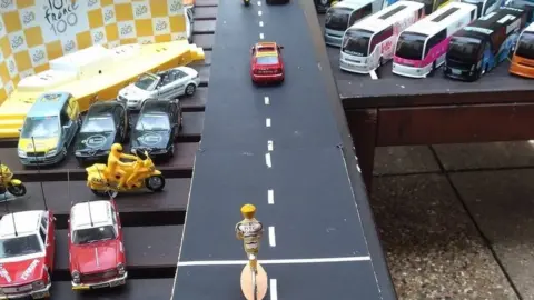 @Englishtifosi Mark Cavendish wins the final stage of the Tour de My Back Garden