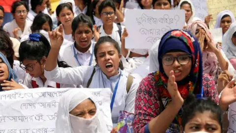 Reuters Students in Dhaka chant slogans 4 August