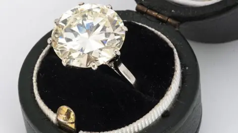 Special Auction Services Diamond ring