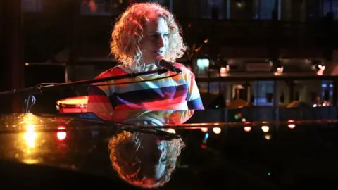 Susy Wall performing