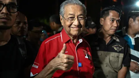 AFP Dr Mahathir Mohamad showing a thumbs up