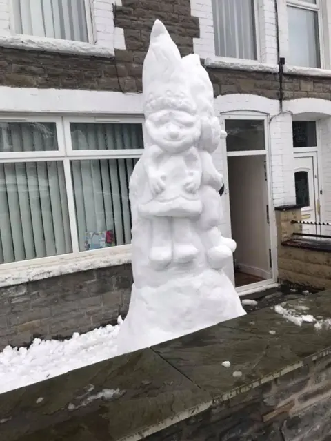 Michael Hobbs Snow sculptures