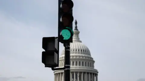 Getty Images Sygnalizacja świetlna, za nią Kongres USA