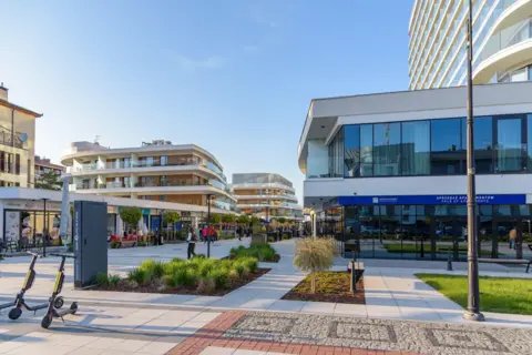 Alamy Tourists walk famous sea promenade in Swinoujscie on a sunny afternoon, May 2022