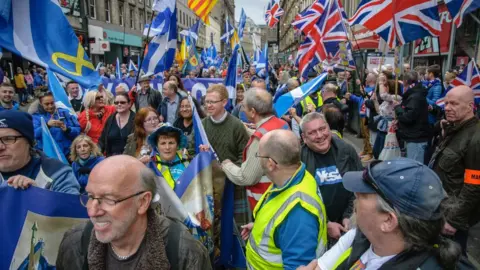 Getty Images An overview of both pro-indy and pro-unionist marchers in Glasgow