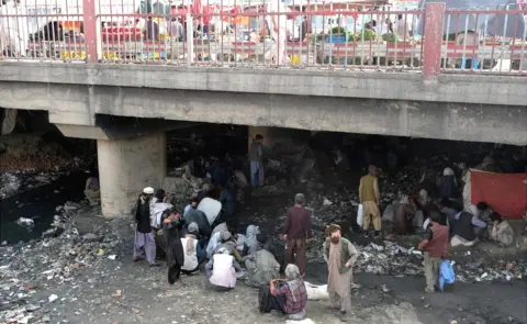 Getty Images Hundreds of mainly heroin users sit in squalid conditions at Pul-e-Sukhta, under a bridge in western Kabul, Afghanistan, 20 September 20, 2021