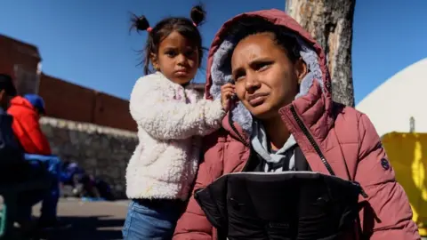 BBC Wilmary Camacho and her daughter Mia are migrants who have just arrived in El Paso