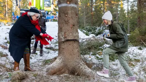 The Lord Mayor of Westminster The Lord Mayor of Westminster assisting with felling