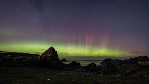 Spectacular Northern Lights pictured over Scotland - BBC News