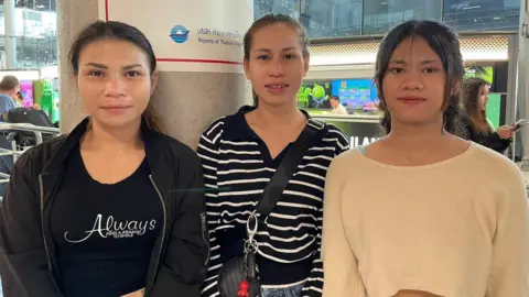 L-R: Sirirat and Chanapa Bupasiri with Palita Saengbun, the daughter of another freed hostage