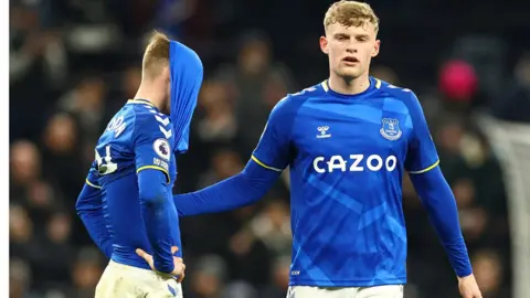 Everton's players react during the 5-0 defeat at Tottenham