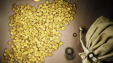 Frank Mächler Pile of gold coins