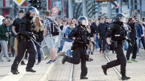 AFP Police run through Chemnitz, 26 August