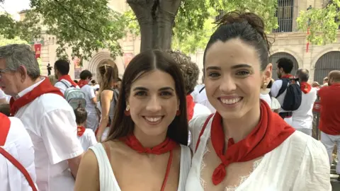 Edurne (L) and her sister Maite (R) Monreal