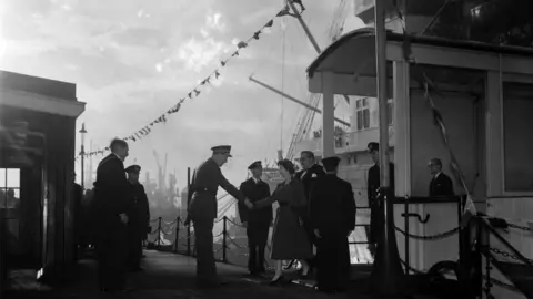 Getty Images Queen arriving back in Liverpool un 1951