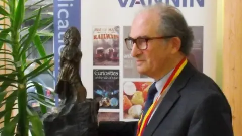 CULTURE VANNIN William Cain with Reih Bleeaney Vanannan trophy