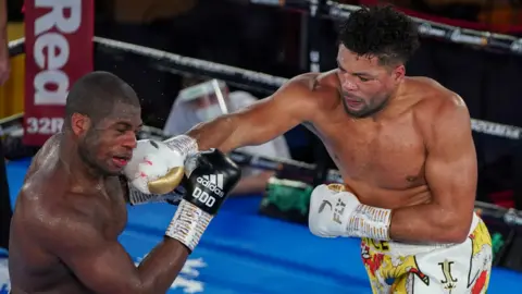 Joe Joyce punches Daniel Dubois