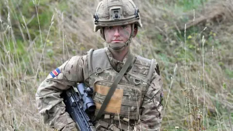 Women to serve in close combat roles in the British military - BBC