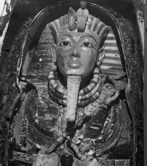 Harry Burton/Griffith Institute, Oxford University Tutankhamun's gold mask