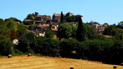 BBC Under lockdown, Bruniquel has lost its visitors and some of its residents do not dare to leave home