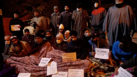 Mukhtar Zahoor Family of Altaf Bhat protesting in press colony Srinagar, demanding the return of his body.