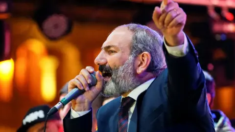 Reuters Armenian opposition leader Nikol Pashinyan addresses supporters during a rally after his bid to be interim prime minister was blocked by the parliament in Yerevan, May 1, 2018