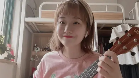 Zheng Linghua's Weibo account Zheng Linghua with a ukulele in her room