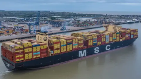 JW Shipping Photography MSC Loreto leaving Felixstowe