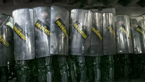 Getty Images Soldiers with riot shields in Bangkok (25 May 2014)