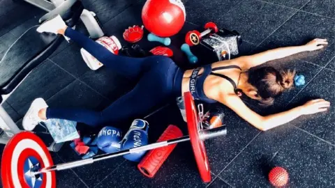 Sina Weibo/Yexiaomeier_May A Chinese user competing in the #fallingstars challenge