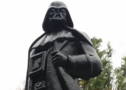 Dumskaya.net The Darth Vader statue
