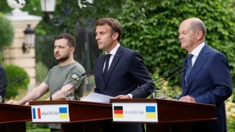 Reuters Ukrainian President Volodymyr Zelensky, French President Emmanuel Macron and German Chancellor Olaf Scholz in Kyiv, 16 June 2022