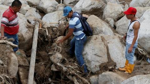 Mocoa landslide: Colombia president defends rescue effort - BBC News