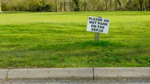 Getty Images No verge parking sign