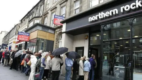 PA Queue outside Northern Rock branch in 2007