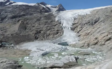 ÖAV Gletschermessdienst/R Luzian Schlatenkees glacier in 2022