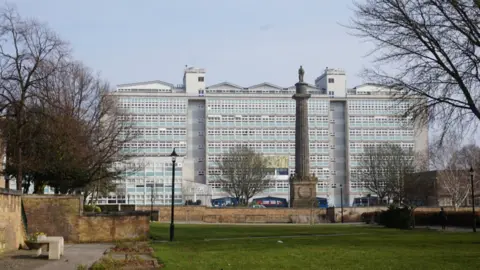 Geograph / Ian S Hull College in Queens Gardens, Hull
