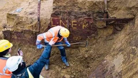 LNER-archeologen werken op de site