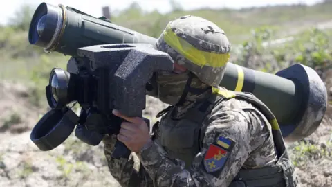 Getty Images Ukrainian soldier with a Javelin