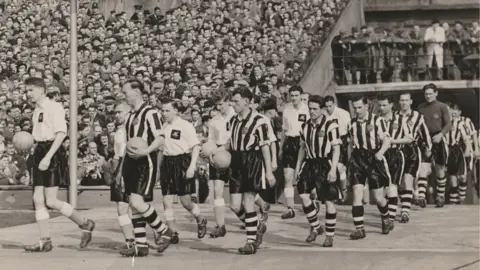WEMBLEY TOURNAMENT MID SIZE