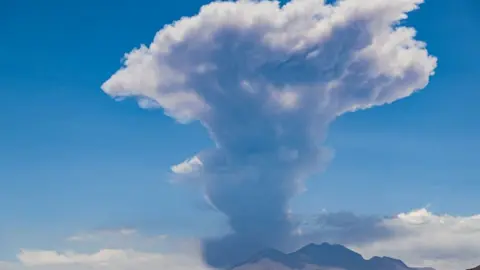 Getty Images Vista del volcán Lascar durante su erupción en Peine, en la región de Antofagasta, Chile