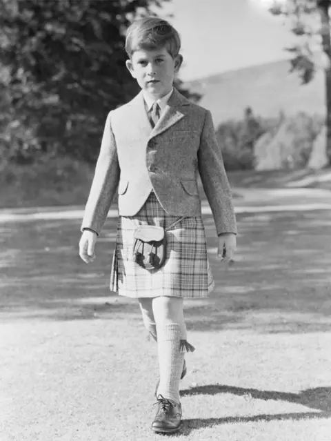 Getty Images esplendent in a kilt of Balmoral tartan, restricted to members of the royal family, Prince Charles, son of Queen Elizabeth II and the Duke of Edinburgh, poses for this 7th birthday portrait in the grounds of Balmoral Castle. - 1955