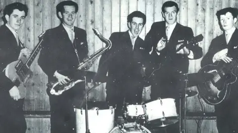 Oram GAA Big Tom and the Mainliners