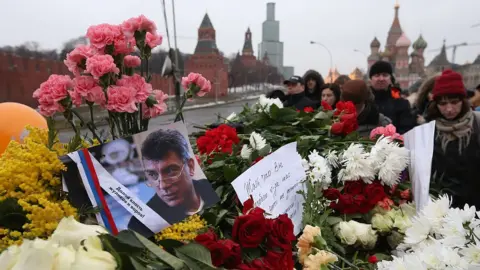 Getty Images Mourners gather to place tributes at the site where Russian opposition leader and former Deputy Prime Minister Boris Nemtsov was killed on Bolshoi Moskvoretsky bridge, 28 February 2015