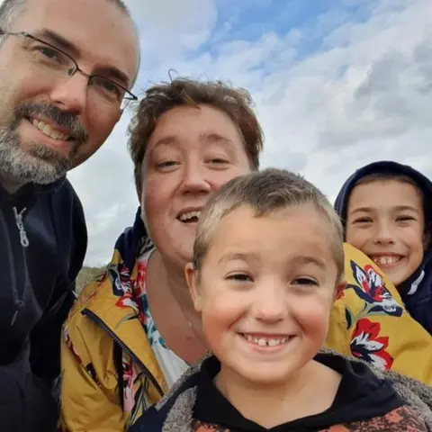 Family photo Paul & Amanda Webb & family