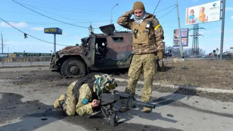 Getty Images Ukrainian Territorial Defence fighters test the automatic grenade launcher taken from a destroyed Russian infantry mobility vehicle