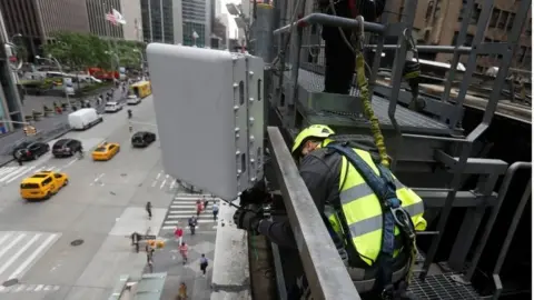Reuters Nokia Mimo antenna being installed in New York
