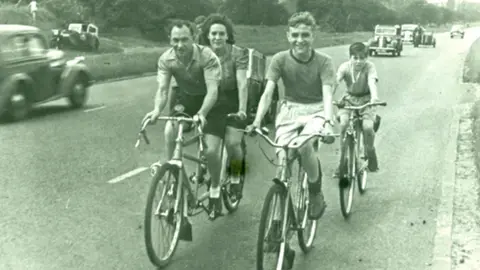 Bill Ripper Lyle & Ivy Hutley & nephews Alan Simmonds (front) and Mick Davies