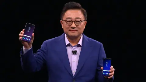 Samsung Samsung executive DJ Koh introduces the Galaxy S9 at MWC